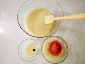 搅拌均匀，成顺滑状态，将面糊分成三份，取50克面糊加入草莓粉，5克面糊加入绿色素。