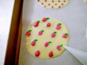 再挤出类似草莓的形状，用绿面糊点缀草莓蒂。