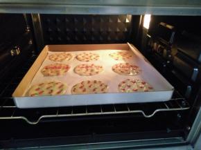 放入预热好的烤箱，上下160度，7分钟左右，边缘微微发黄即可。