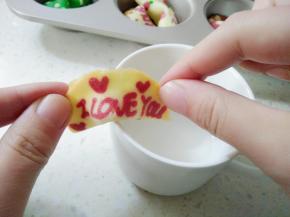 出炉，将写好的纸条，放在饼干里对折，再将饼干借助杯子边缘从中间往下折。