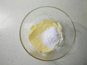 黄油软化，加入糖粉搅拌。