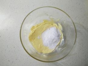 黄油软化，加入糖粉搅拌。