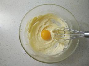 加入蛋黄，搅拌均匀。