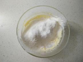 滴入几滴香草精，筛入低筋面粉。
