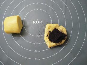 放在桌面上，揉成面团，分割成两份，一份加入黑可可粉揉匀。