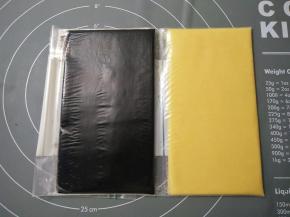 用刮板辅助，擀成薄片放冰箱冷藏。