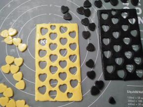 用小心形模在面片刻出桃心。