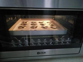 放入预热好的烤箱，上下160度，烘烤15分钟，表面微黄即可。