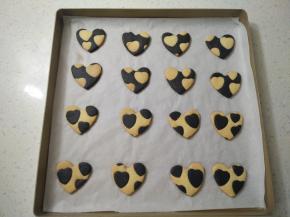 出炉放在网架上晾凉，密封保存。