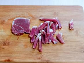 将牛排切条。(我用的是买的牛排肉，也可以用其它部位的牛肉)