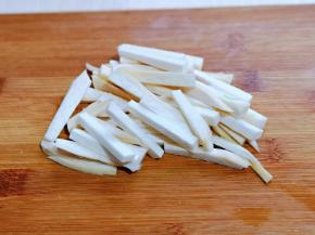 杏鲍菇去根，切条。