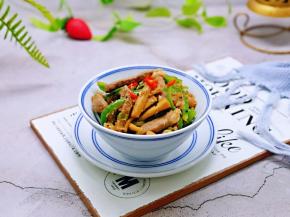 盛出装盘，装饰了两段红辣椒。