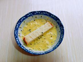 取一条吐司条，放入蛋液中，均匀裹上蛋液。