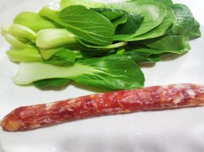 准备腊肠和青菜