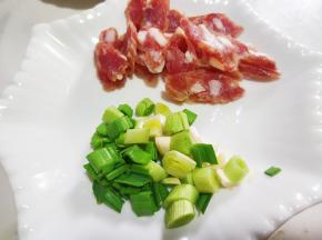 腊肠切片，蒜苗切段。