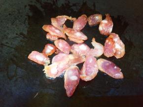 锅里放少量油将腊肠煸出油。