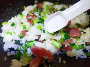 翻炒片刻放适量盐。