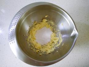 黄油室温软化加入糖粉搅打。