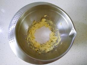 黄油室温软化加入糖粉搅打。
