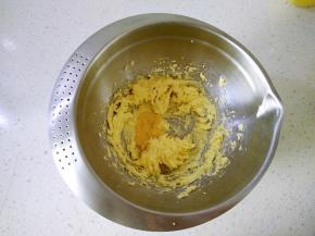 分次加入蛋液，每加一次要完全吸收，再加下次。