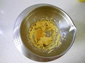 分次加入蛋液，每加一次要完全吸收，再加下次。