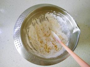 筛入低粉和盐，切拌混合，直到无干粉成团。