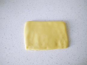 包上保鲜膜冷藏一小时或冷冻15分，面团变硬。