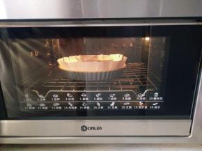 放入预热好的烤箱160度烘烤15分钟，取出塔模里的烘焙重石，再烘烤10分钟，冷却备用。