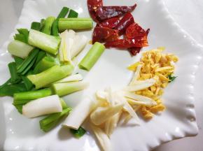 准备好葱姜蒜和蒜苗，干辣椒切段。