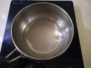 开始做草莓果冻，草莓切成大块备用，锅内放入清水和糖小火加热糖融化。