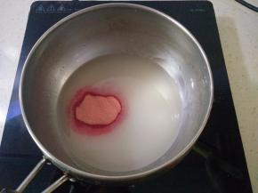 加入玉米淀粉，不停搅拌，直到变得浓稠，倒入jello草莓果冻粉，搅拌均匀。