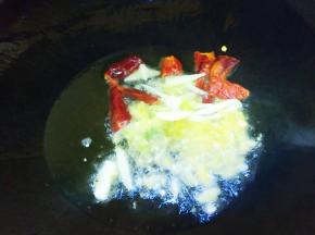 热油爆香葱姜蒜和蒜苗，干辣椒。