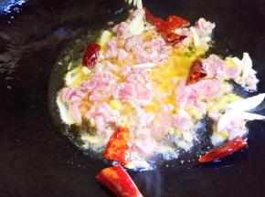 放牛肉沫炒干水份，炒至变色。