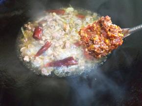 放豆瓣酱炒红油。