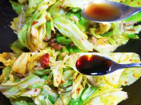 炒软之后放生抽和醋。