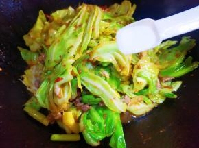 再放适量盐和白糖。