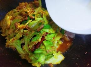 最后水淀粉收汁。