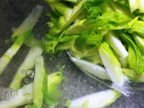 儿菜焯烫约一分钟