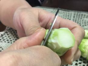 儿菜去掉蒂部及老皮