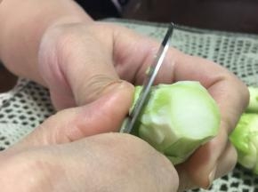 儿菜去掉蒂部及老皮