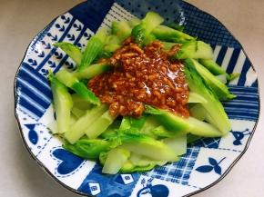 儿菜码放入盘，浇上酱汁，上桌后搅拌均匀即可食用