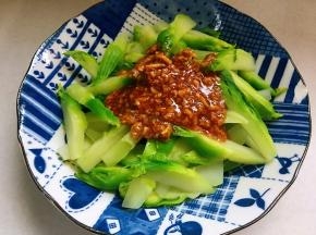 儿菜码放入盘，浇上酱汁，上桌后搅拌均匀即可食用