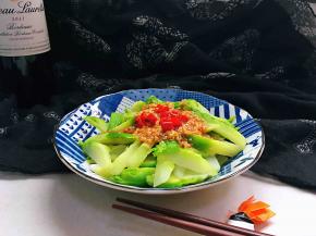 再点缀上一个小红辣椒，口感爽脆、营养丰富的凉拌儿菜就好了