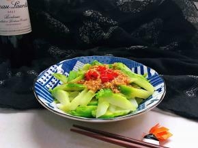 再点缀上一个小红辣椒，口感爽脆、营养丰富的凉拌儿菜就好了