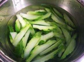 捞出，放入提前冰过的凉白开里，再沥干水分