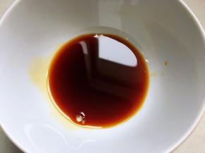 小碗中加入生抽