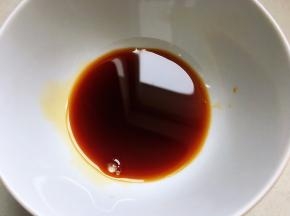 小碗中加入生抽