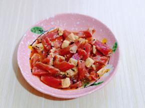 切好的牛肉条放入盘中，加入料酒，蛋清，黑芝麻，抓拌均匀，颜值15分钟。