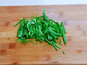 青椒去根，去籽洗干净切丝。
