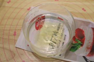 7.5克吉利丁片冰水泡软备用。